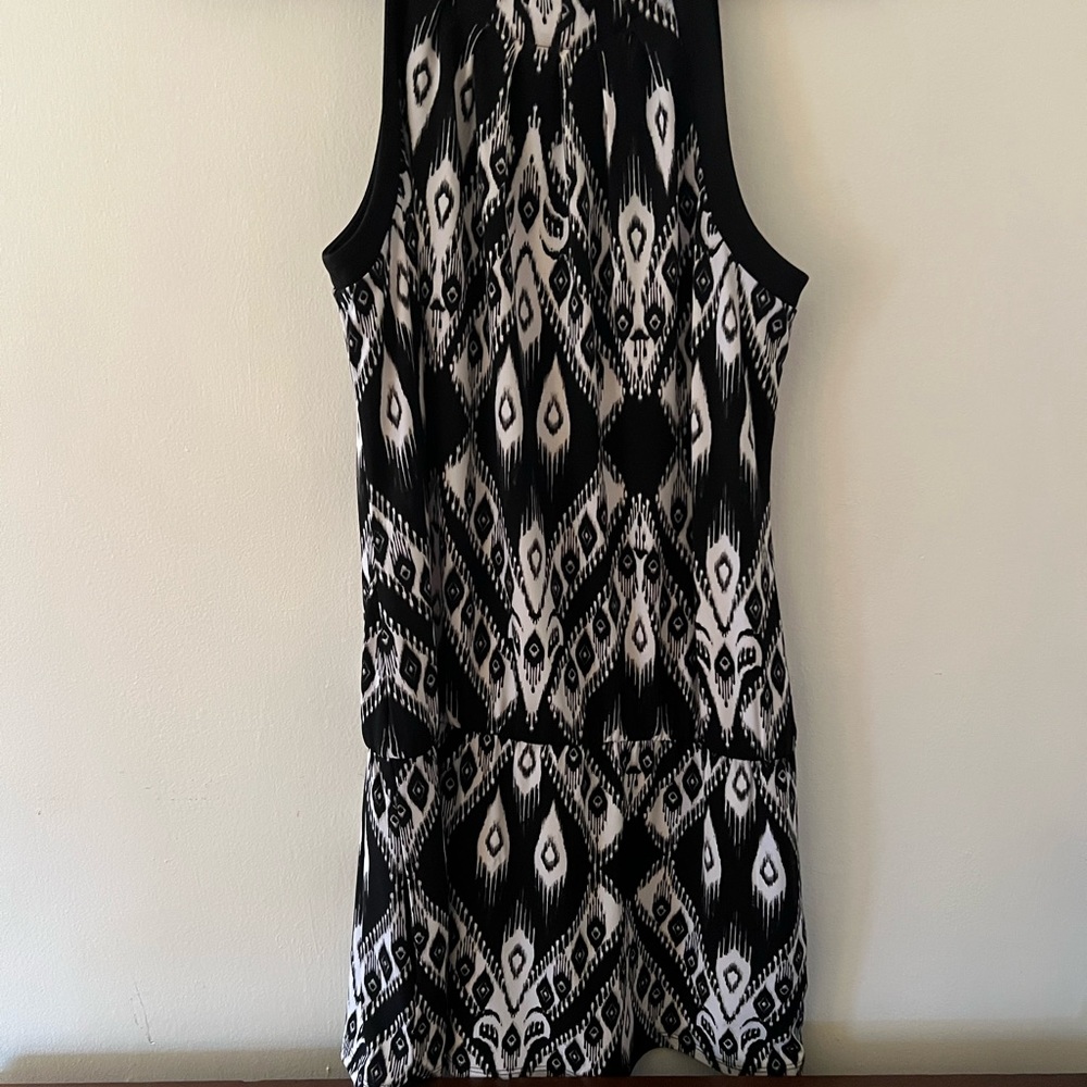 Womens black and white patterned top. - Picture 1 of 4